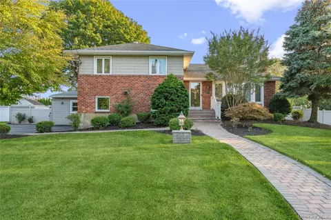 7 Chelsea Dr, Syosset, NY 11791
