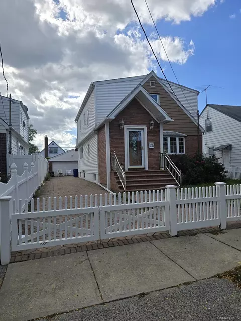 8336 E 268 St, New York, NY 11004