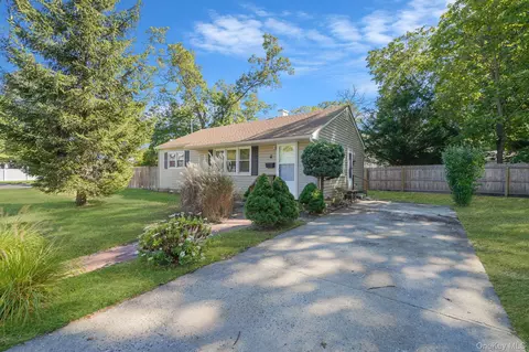 2 W Walnut St, Islip, NY 11751