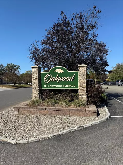 10 Oakwood Ter #110, New Windsor, NY 12553