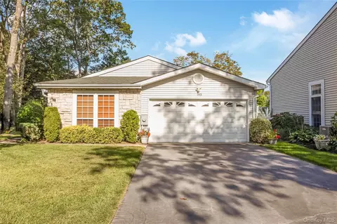 153 Fairfield Dr, Holbrook, NY 11741