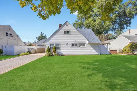 16 Cloister Ln, Hicksville, NY 11801