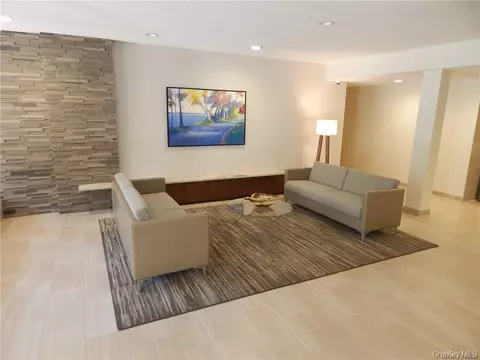 412 Benedict Ave #5H, Greenburgh, NY 10591