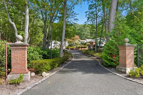250 Manor Rd, Huntington, NY 11743