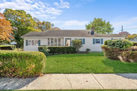 68 7th St, Bay Shore, NY 11706