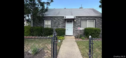7 Pilot St, Hempstead, NY 11550