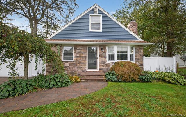 82 Middlesex Ave, Oakdale, NY 11769