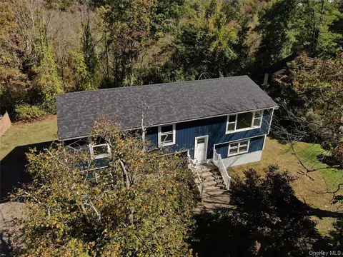 375 Lake Shore Dr, Mahopac, NY 10541