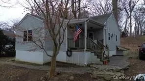 22 Middleville Rd, Northport, NY 11768