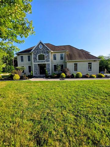 17 Meadow Crest Dr, Mahopac, NY 10541
