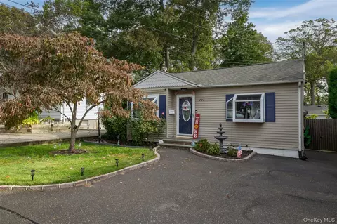 223 N 4th St, Ronkonkoma, NY 11779