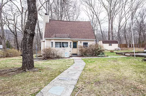 67 Grove St, Greenwood Lake, NY 10925