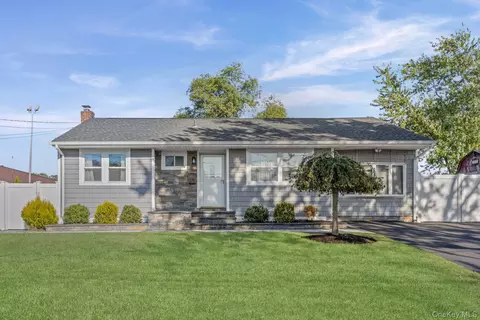 375 Oakland Ave, Central Islip, NY 11722