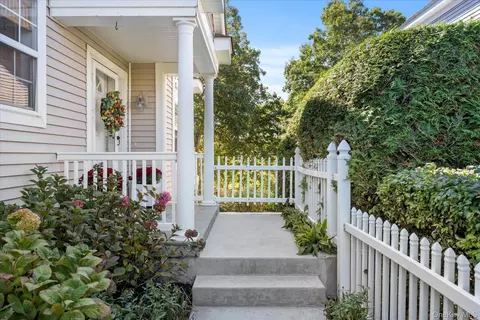 48 Dune Dr, Riverhead, NY 11901