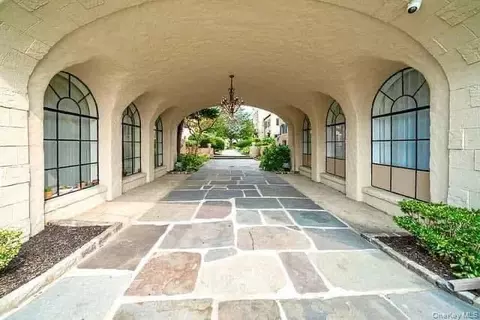 215 Middle Neck Rd #D3, North Hempstead, NY 11021