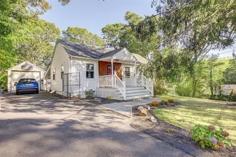 153 Berkshire Dr, Farmingville, NY 11738
