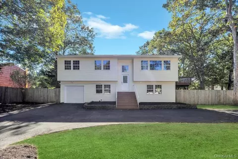 2 Pearl Pl, Greenlawn, NY 11740