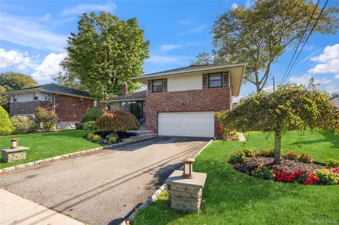 17 Center Dr, Syosset, NY 11791