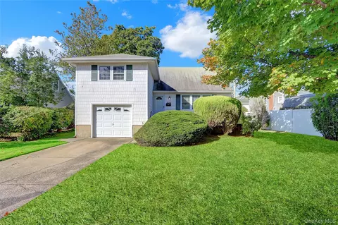 60 Elizabeth Dr, Bethpage, NY 11714