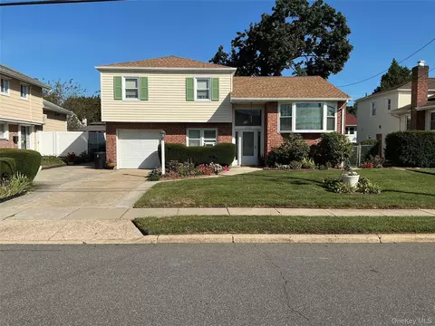 537 Church St, North Hempstead, NY 11590