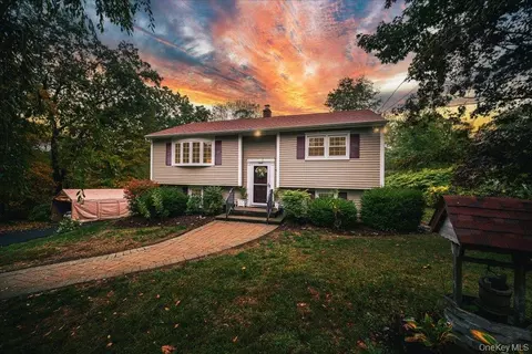20 Jeffrey Ct, Carmel, NY 10512
