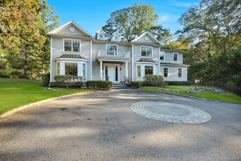 1 Norgate Rd, Glen Head, NY 11545