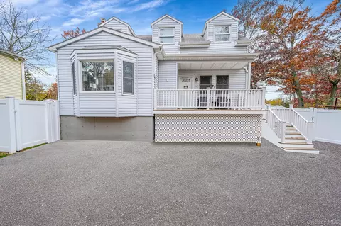 4 Willow Rd, Rocky Point, NY 11778