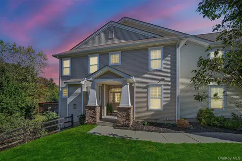 23 Avoncroft Ln, Wallkill, NY 10940