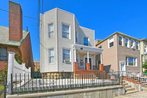 3094 47th St, New York, NY 11103