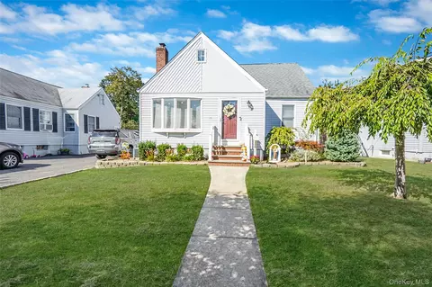 17 Barnstable Rd, East Rockaway, NY 11518