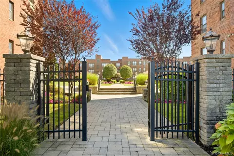 1 Jefferson Ave #D2, Rockville Centre, NY 11570
