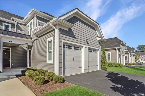 13 Seasons Way #13, Dix Hills, NY 11746
