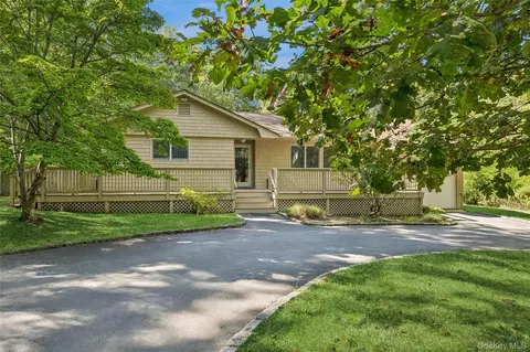 33 Woods Ln, Southampton, NY 11968