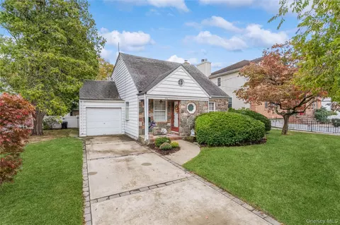 596 Foch Blvd, North Hempstead, NY 11596