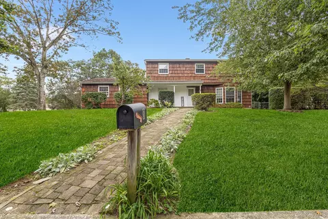8 Barry Ln, Mount Sinai, NY 11766