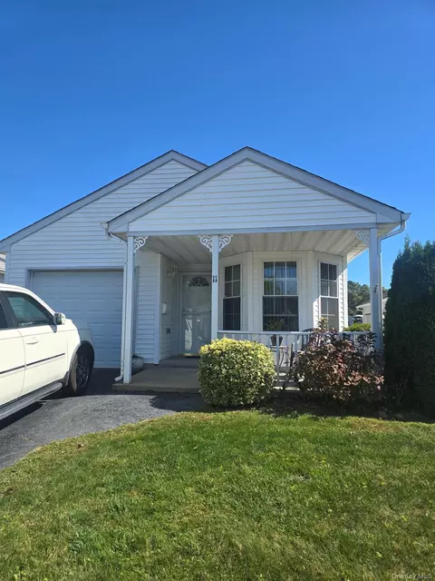 11 Willow Ct, Manorville, NY 11949