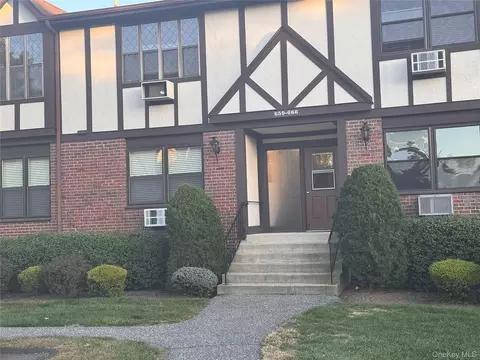 660 Sierra Vista Ln, Clarkstown, NY 10989
