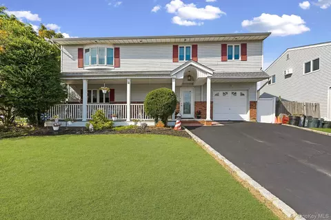 769 Bay Pl, Lindenhurst, NY 11757