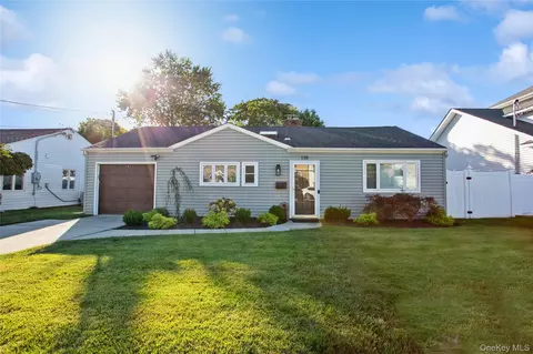 110 Hampton Way, Merrick, NY 11566