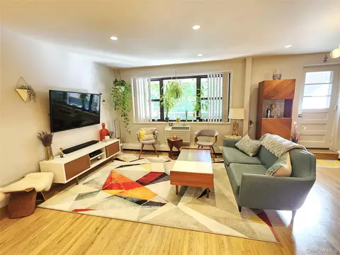 25 Park Pl #3R, North Hempstead, NY 11021
