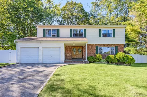 25 Fielding Ave, Dix Hills, NY 11746