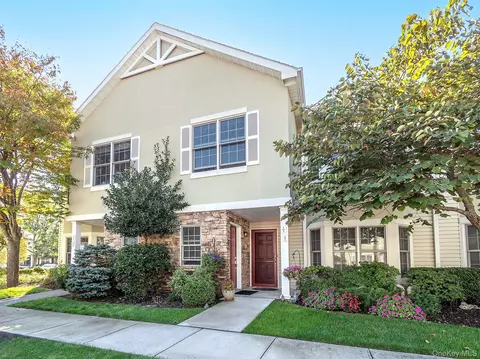 103 Pond View Dr, North Hempstead, NY 11050