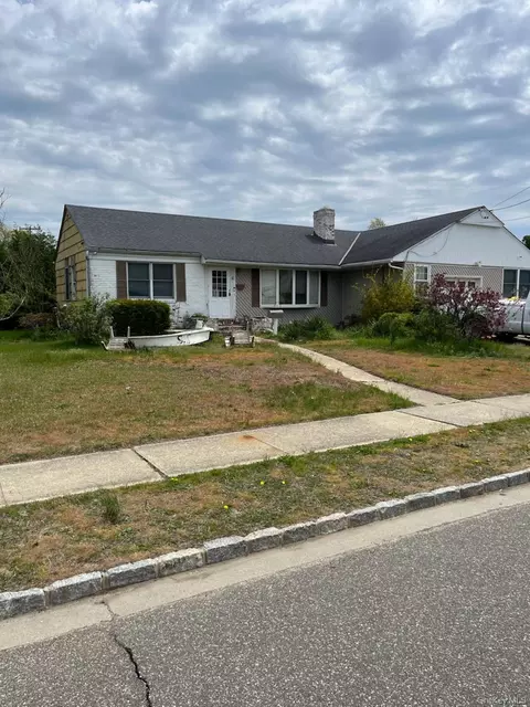 32 Nearwater Ave, Massapequa, NY 11758