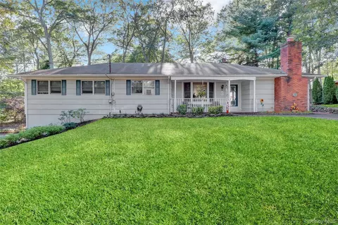 10 Pardam Knoll Dr, Miller Place, NY 11764