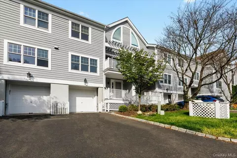 15 Brookridge Ct, Rye Brook, NY 10573