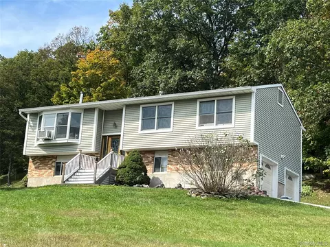 33 Park Hill Dr, Hopewell Junction, NY 12533