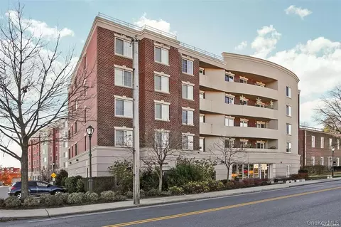 242 Maple Ave #513, North Hempstead, NY 11590
