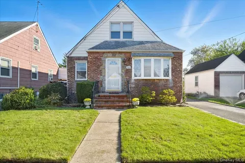 966 N 1st St, North Hempstead, NY 11040
