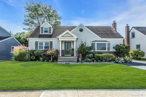 791 Caryl St, Franklin Square, NY 11010