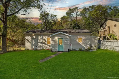 27 Peckham Rd, Arlington, NY 12603